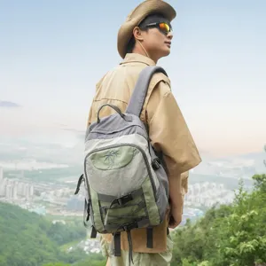 Vista detallada de la mochila casual retro de estilo coreano para viajes al aire libre.