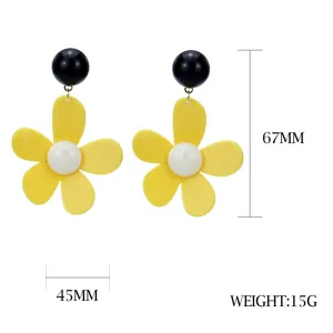 Pendientes colgantes de acrílico amarillo estilo fiesta de verano con tachuelas negras.