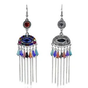 Pendientes bohemios étnicos de metal con colgante de mal de ojo y diamantes de imitación.