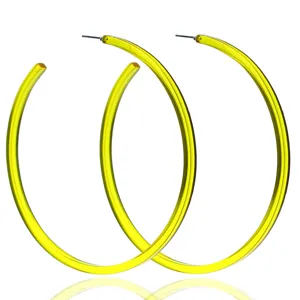 Neon gele acryl créolen, grote C-vormige statement oorbellen voor feestelijke outfits.