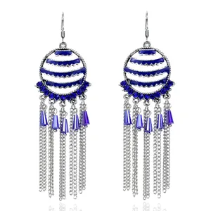 Pendientes colgantes de borla de metal con pedrería azul y detalles de esmalte.