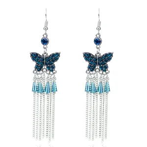 Elegante blauwe kristalen vlinder oorbellen met lange zilveren metalen kwastjes.