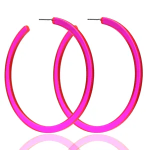 Levendige neon roze acryl creolen, grote C-vormige statement oorbellen voor zomerfeesten.