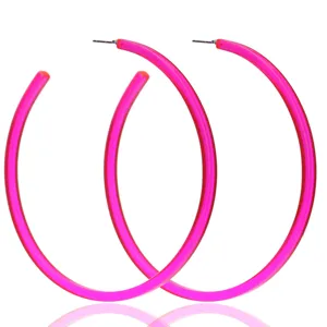 Grote neon roze acryl creolen detail, opvallende C-vormige statement mode oorbellen.