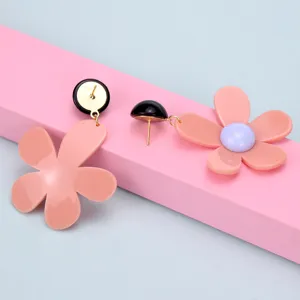 Pendientes de flores de acrílico de moda, diseño de pétalos rosas con tachuela negra chic