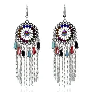 Vista detallada de pendientes de borla de metal estilo bohemio con pedrería y cadenas.