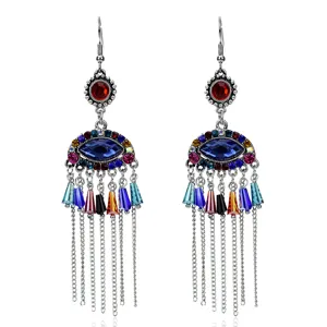 Pendientes colgantes boho de mal de ojo con cristales coloridos y cadenas de flecos de metal.