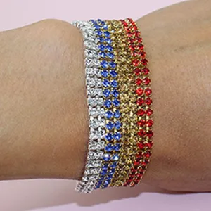 Primer plano detallado de una pulsera de brillantes multicolores usada en la muñeca.
