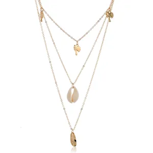 Collar multicapa dorado con colgantes de palmeras de coco y conchas para mujeres elegantes.