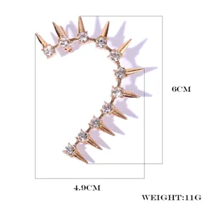 Punk stijl oormanchet met glinsterende strass steentjes, goudkleurig mode sieraad accessoire.