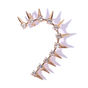 Gouden punk spike oorklem met fonkelende strasssteentjes, gedurfd modieus statement sieraad.