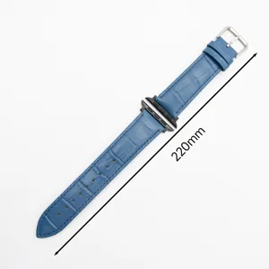 Detail van blauwe lederen horlogeband, krokodillenpatroon, zwarte adapters, 220 mm lengte.