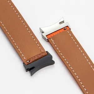 Vista dettagliata del cinturino per orologio in pelle marrone con estremità curva e cuciture.