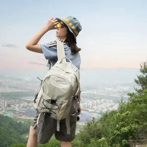 Mochila de viaje casual para exteriores con gran capacidad, tela duradera y diseño elegante.