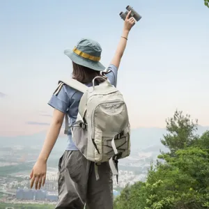 Escena exterior detallada que muestra la mochila retro ligera usada durante un viaje al aire libre.