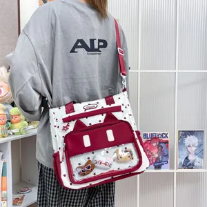 Détail de sac cabas avec fenêtre transparente, adorables oreilles de chat et motif etoile