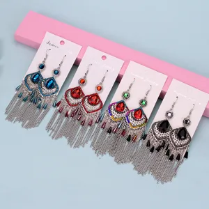 Pendientes largos con borlas estilo bohemio vintage con diseño geométrico y brillantes.