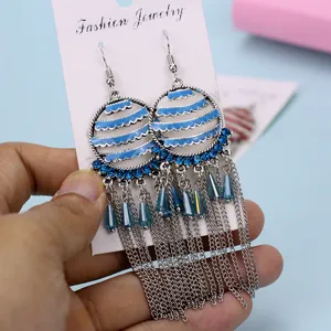 Pendientes colgantes de borlas de metal y estrías con diseño de esmalte de onda azul elegante.