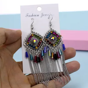 Pendientes de borla de metal bohemio con colgantes de rombos huecos exagerados y pedrería de colores.