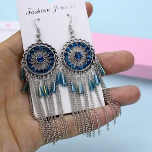 Pendientes largos bohemios vintage con cristales azules y círculos metálicos huecos plateados.