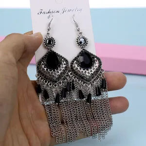 Pendientes colgantes de metal plateado vintage con estrás de lágrima negra y diseño calado.