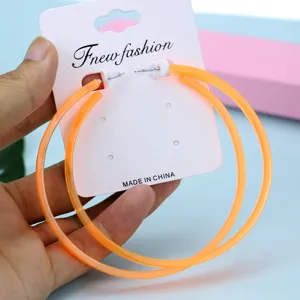 Neonoranje doorzichtige acryl grote C-vormige creolen oorbellen feest mode sieraden.