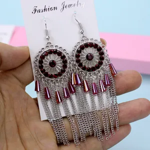 Pendientes largos de borla metálica bohemia con pedrería roja, joyería vintage de estilo étnico.