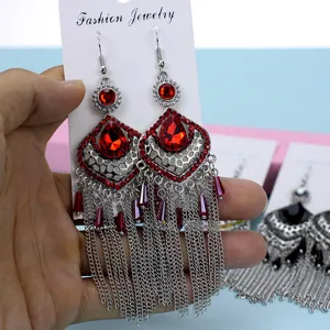 Pendientes largos vintage de borlas con pedreria roja y motivos calados de mujer