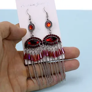 Pendientes largos borla mal de ojo cristal rojo estilo bohemio vista de detalle