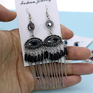 Pendientes largos de borla plateada bohemio con diamantes de imitación negros y mal de ojo.
