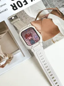 Detailansicht des beigen robusten TPU-Uhrengehäuses und Armbands im Rüstungsdesign auf weißem Tisch.