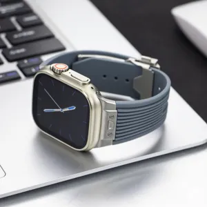 Λεπτομερής λήψη λουριού σιλικόνης smartwatch με μεταλλική θήκη σε φορητό υπολογιστή.