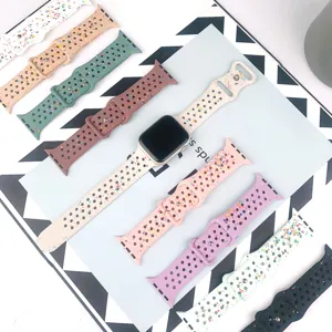 Bracelet de sport en silicone compatible Apple Watch, design confettis colorés, trous aérés.