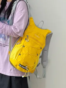 Sac à dos de randonnée jaune léger pour cyclisme en plein air avec sangles et cordon élastique.