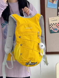 Sac à dos de voyage jaune léger d'extérieur avec bretelles respirantes et cordon élastique.