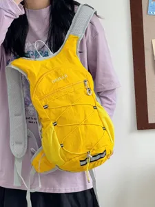Sac à dos de cyclisme jaune léger avec cordons élastiques et bretelles en mesh respirant pour rando.