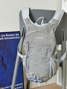 Vue détaillée du sac à dos de cyclisme extérieur léger en gris avec rangement sécurisé et cordons.
