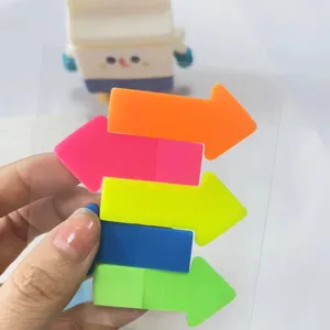 Dettaglio di note adesive a freccia in PET trasparente, indicatori di pagina fluorescenti.
