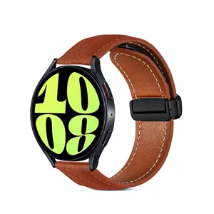 Cinturino per orologio in pelle con grana litchi e fibbia pieghevole per dettaglio.