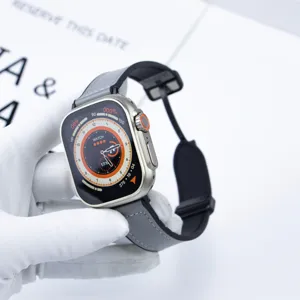 Vista dettagliata del cinturino per smartwatch in pelle silicone con fibbia magnetica.