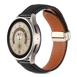 Vista dettagliata dello smartwatch con cinturino in pelle nera e marrone e chiusura deployante.