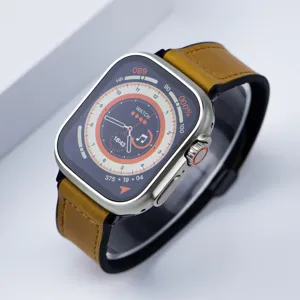 Vista dettagliata di uno smartwatch con cinturino in pelle marrone e silicone e cassa in metallo.