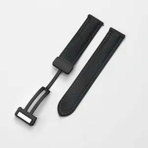 Dettagli del cinturino in pelle nera con motivo litchi e chiusura magnetica pieghevole.