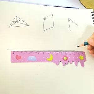 Detailansicht des süßen rosa Kunststoff-Lineals mit Cartoon-Motiven und 15-cm-Skala zum Zeichnen.