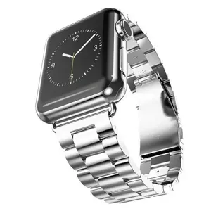 Gros plan détaillé du bracelet à maillons en acier inoxydable et boîtier de montre haut de gamme.