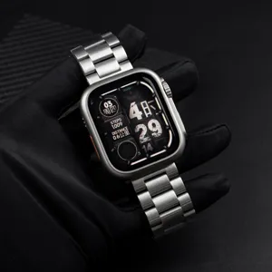 Bracelet de montre en acier inoxydable et boîtier PC affichant texture et design.