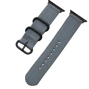 Cinturino per orologio in tessuto di nylon grigio con adattatori neri, ricambio traspirante.