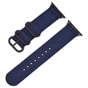 Vista dettagliata del cinturino per orologio in nylon blu scuro con adattatori e fibbia neri.
