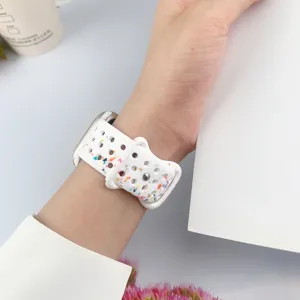 Vue detaillee du bracelet de montre en silicone colore avec confettis pour Apple Watch.