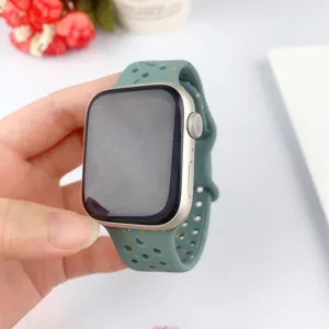 Bracelet de sport en silicone avec taches colorées pour Apple Watch, vue détaillée.